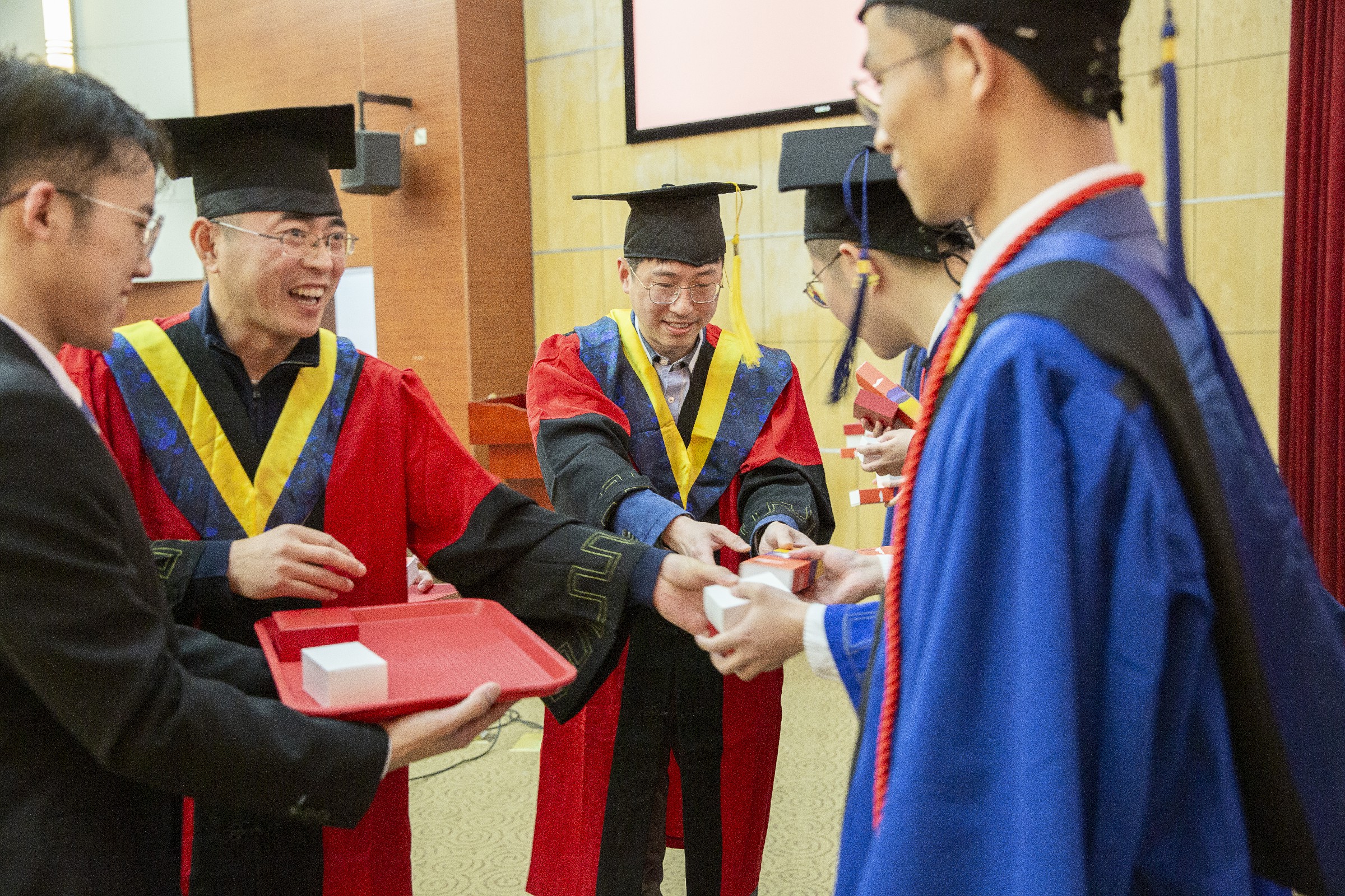 1616935561041057098.jpg 20 系领导向毕业班级理事赠送毕业礼物1.jpg