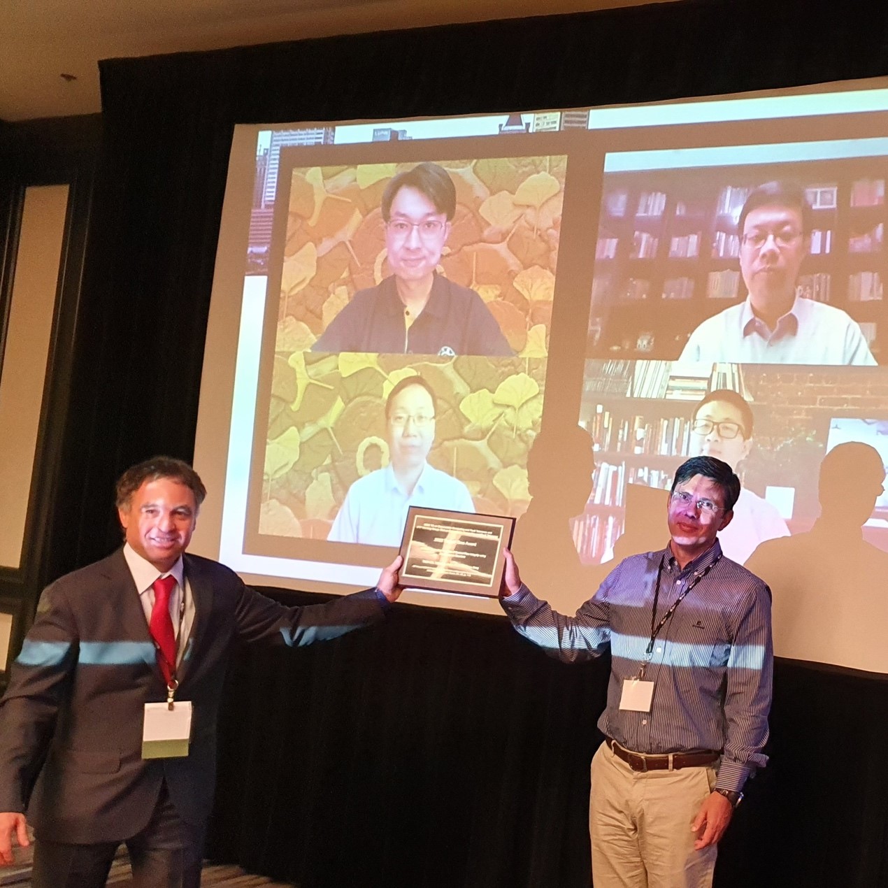 1656901446542092874.jpg 图1 四位作者获奖时刻.jpg