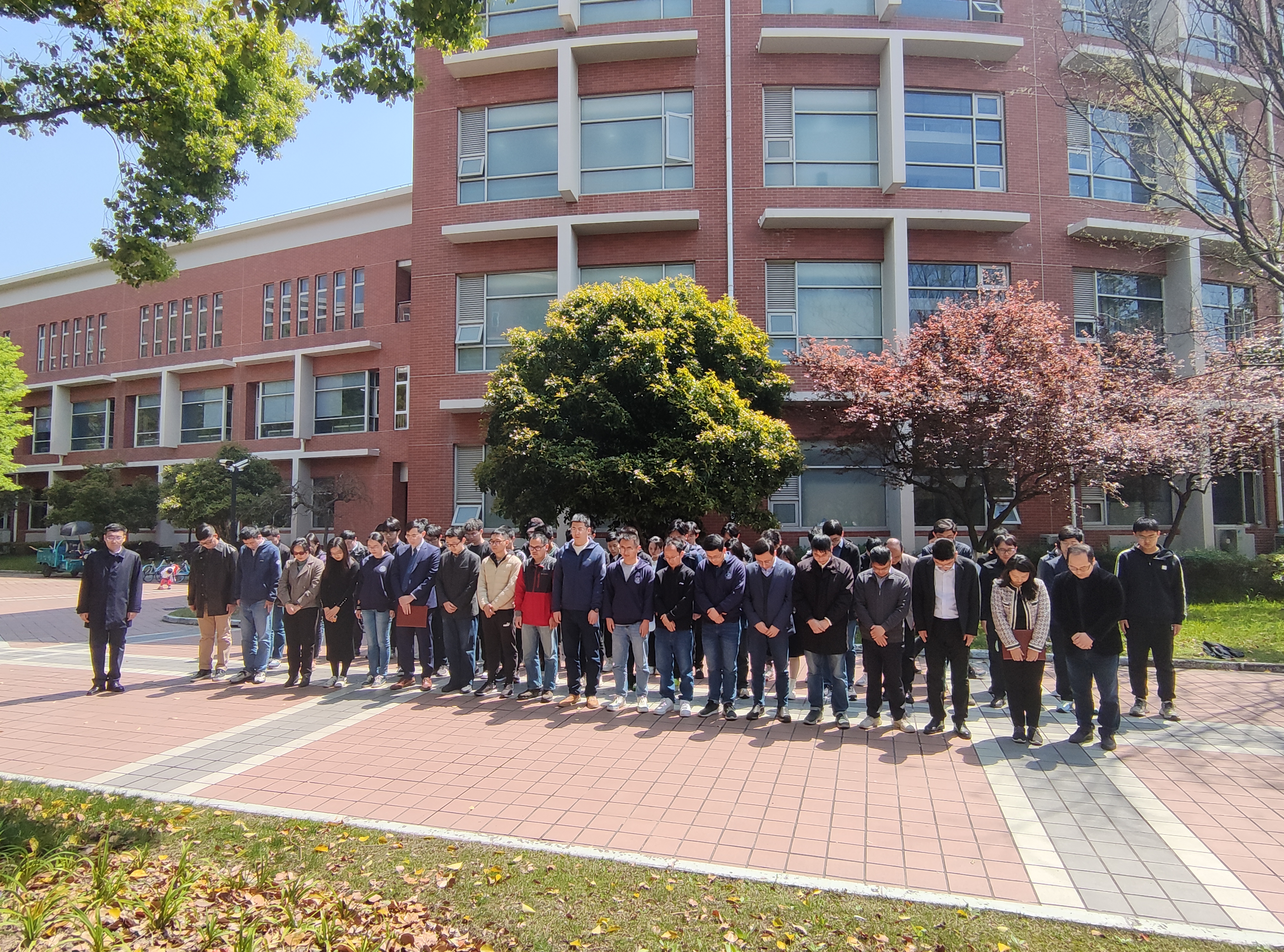 图片6-全体人员静默缅怀张先生.jpg